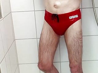 Dusche In Roter Arena Badehose
